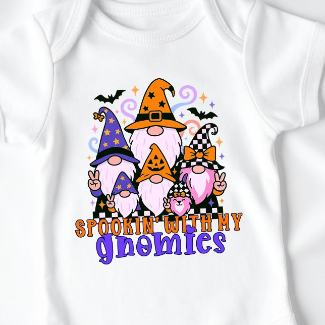 Body Para Bebé Hablando con mis genomas: Amigos retro de Hallowee (Get festive with spookin' with my gnomies — a Halloween friends design full of humor and charm.)