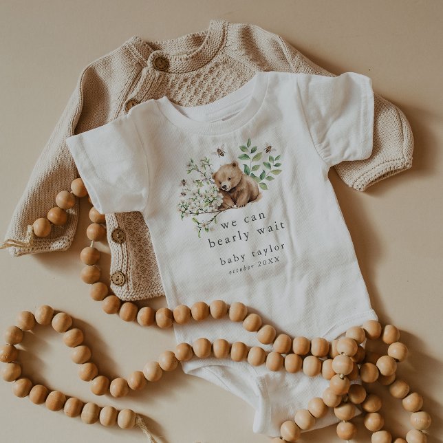 Body Para Bebé HANNAH Podemos Embarazo Invitación (HANNAH We Can Bearly Wait Pregnancy Announcement Baby Bodysuit)