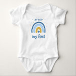 Body Para Bebé Hanukkah Cute Personalizado HEBREW Menorah Rainbow<br><div class="desc">Personalice el primer arco iris de Chanukah Menorah Chanukah de este bebé. Hanukkah Baby Bodysuit. ¡El popular diseño arcoiris que se repite para convertirse en una alegre menorah Hanukkah/ Chanukah en el reverso seguramente hará sonreír a todos! Este adorable regalo es una manera divertida de celebrar un recién nacido y...</div>