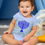 Body Para Bebé Hanukkah Menorah Luz de mi vida<br><div class="desc">Esta linda camisa de vacaciones representa una menorah y se puede personalizar con cualquier nombre o título para mostrar tu afecto!</div>