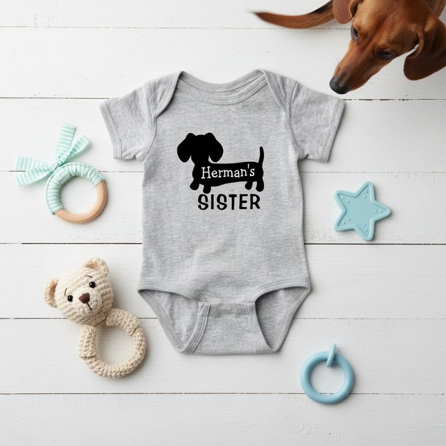 Body Para Bebé Hermana Menor del Dachshund Personalizada con Nomb (Add little sister's dog's name - personalized dachshund baby outfit for baby showers)