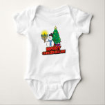 Body Para Bebé Hombre de nieve blanco con Menorah por Chrismukkah<br><div class="desc">Bebé blanco divertido todo en una camisa con un muñeco de nieve,  menorah y árbol de Navidad. ¡Tu bebé puede desear a todos una Merry Chrismukkah en este maravilloso traje de bebé!</div>