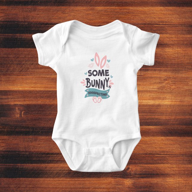 Body Para Bebé Invitación única de embarazo de Pascua (Unique Easter Pregnancy Announcement Some Bunny Baby Bodysuit
)