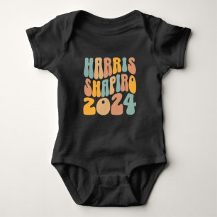 Body Para Bebé Kamala Harris Shapiro Texto Ondulado Retro Moderno