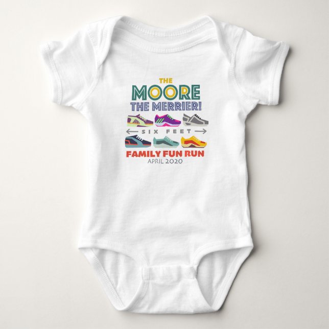 Body Para Bebé La carrera de diversión de la familia Moore the Me (Anverso)