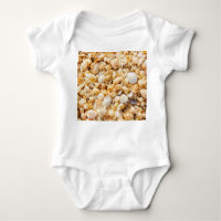 La concha texturaba el fondo de la playa de verano