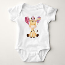 La jirafa del bebé con globos coloridos