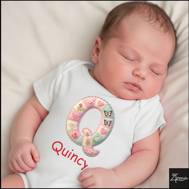 Body Para Bebé Letra Inicial Q Bordada con Parche de Colcha para  (This is a sample design. There are several models to choose from, with the name and color changed.)