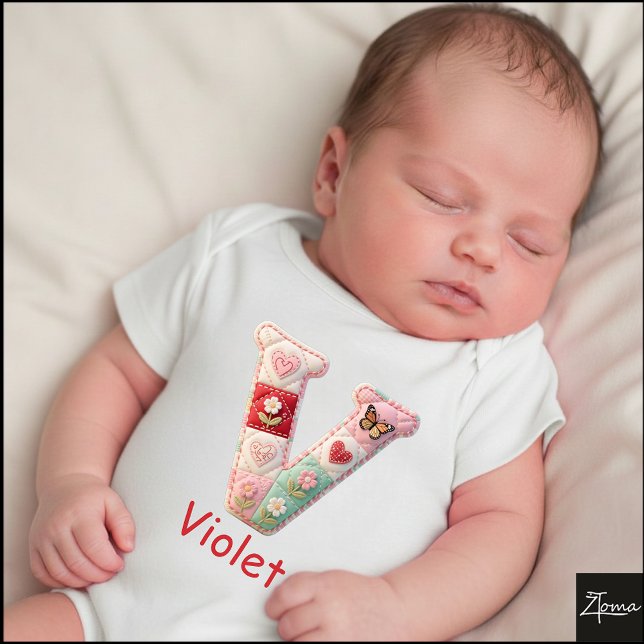 Body Para Bebé Letra Inicial V en Patchwork Acolchado para Guarde (This is a sample design. There are several models to choose from, with the name and color changed.)