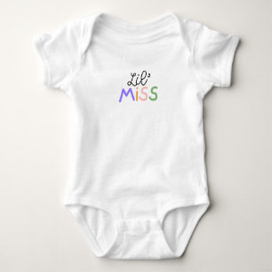Body Para Bebé Letras coloridas y divertidas en esta Lil' Miss.