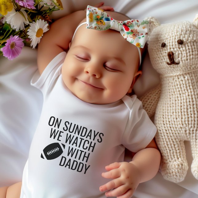 Body Para Bebé Lindo Los Domingos Vemos Fútbol Con Papá (Cute On Sundays We Watch Football With Daddy Baby Bodysuit)