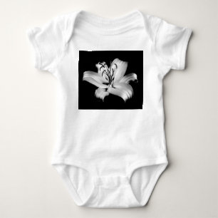Body Para Bebé Lirio plateado: Elegancia floral monocroma.