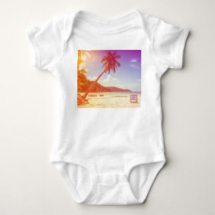 Body Para Bebé Lugar de playa, cocoteros y cama de madera.