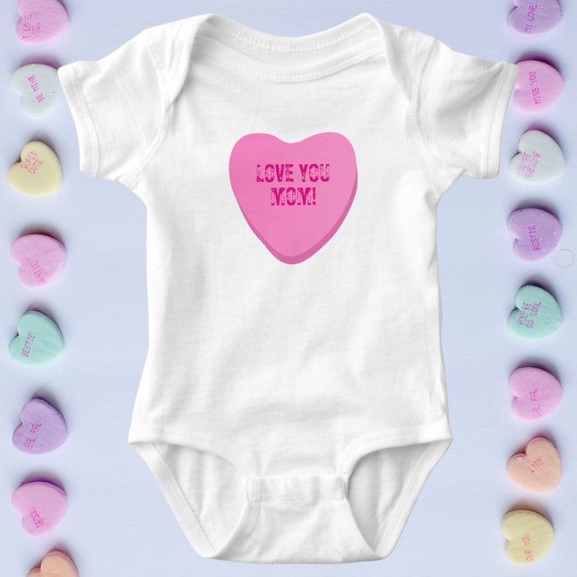 Body Para Bebé Mamá Personalizado Cute Candy Corazón Rosa (Pink candy heart with custom text. Cute conversation heart baby bodysuit for Valentine's Day)