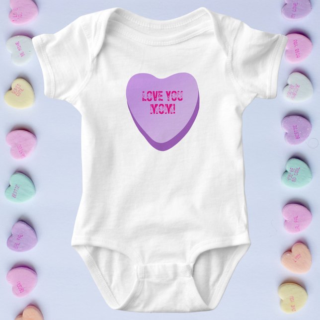 Body Para Bebé Mamá Personalizado Cute Candy Heart Purple Heart (Purple candy heart with custom text. Cute conversation heart baby bodysuit for Valentine's Day)