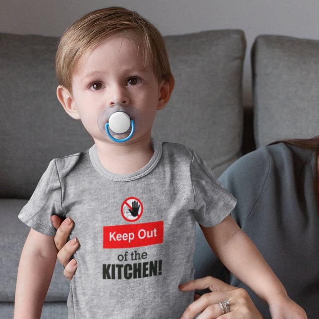 Body Para Bebé Manténgase fuera de la cocina. (Adorable for the future pickleball player!)
