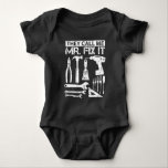 Body Para Bebé Me llaman padre del papá de Sr. Fix It Funny<br><div class="desc">Guay,  "me llaman regalo de Sr. Fix It Funny Hand divertida" para los trabajadores de construcción y los conductores del excavador. Diseño chistoso del aniversario para los amigos. Conveniente para el vehículo,  el automóvil,  la motocicleta y las fans de deportes.</div>