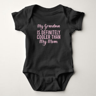 Body Para Bebé Mi Abuela Es Definitivamente Más Fría Que Mi Mamá