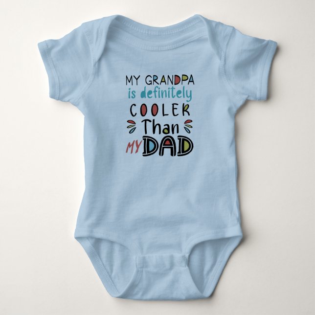 Body Para Bebé Mi Abuelo Es Definitivamente Más Frío Que Mi Padre (Anverso)