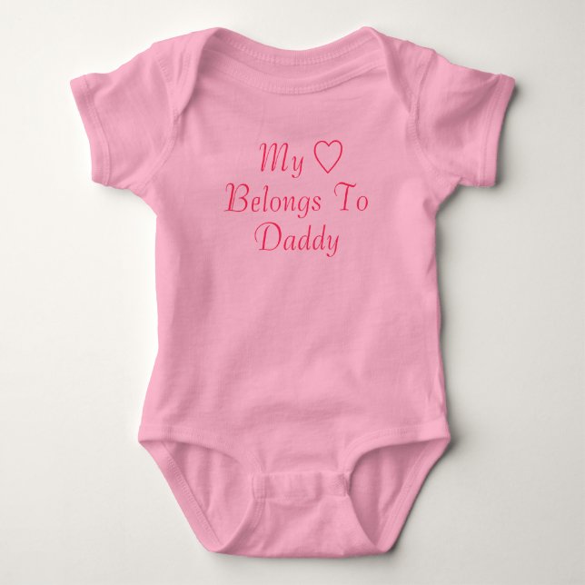 Body Para Bebé Mi Corazón Pertenece A Papi (Anverso)