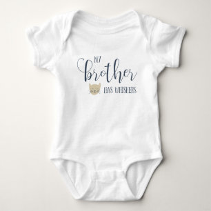 Body Para Bebé Mi hermano tiene tipografía de BIGOTES