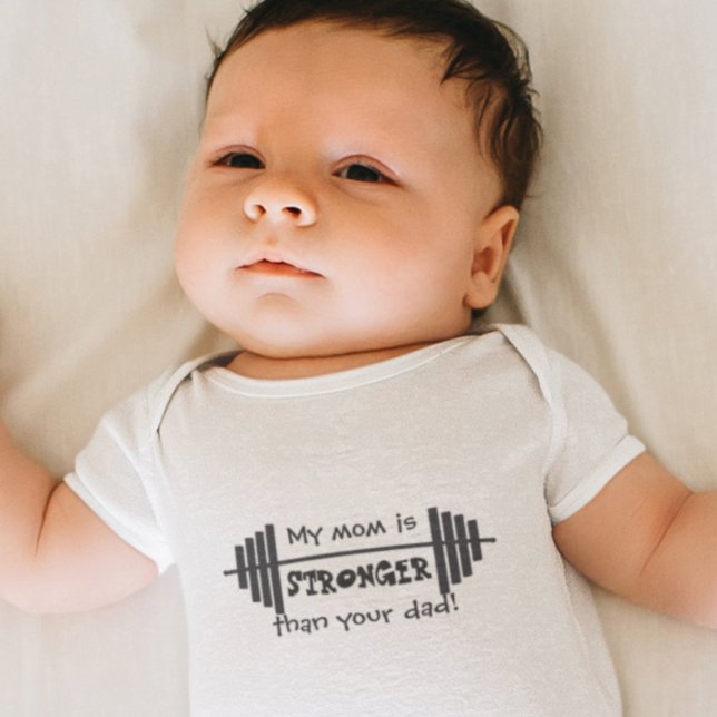 Body Para Bebé Mi mamá es más fuerte que tu papá (Subido por el creador)
