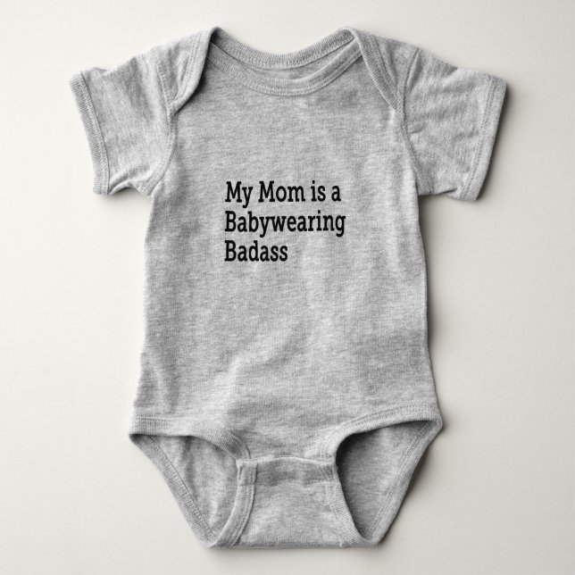 Body Para Bebé Mi mamá es un Babywearing Badass - fuente negra (Anverso)