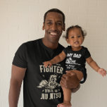 Body Para Bebé Mi Papá Puede Hacer Que Tu Papá Golpee | Jiu Jitsu<br><div class="desc">El padre brasileño Jiu-Jitsu es un producto básico de cada gimnasio BJJ y forma una gran parte de los miembros, y todos saben que no hay nada de papás como más que un gran humor. Le encantará vestir a su pequeña con esta camisa graciosa. Añade tu elección de personalización. También...</div>