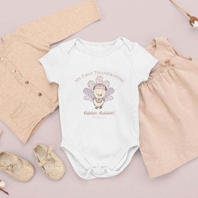 Body Para Bebé Mi primer Chica de Acción de Gracias (Cute "My First Thanksgiving" Baby Girl Bodysuit. Hand-Drawn Little Turkey with Gingham Feathers.)