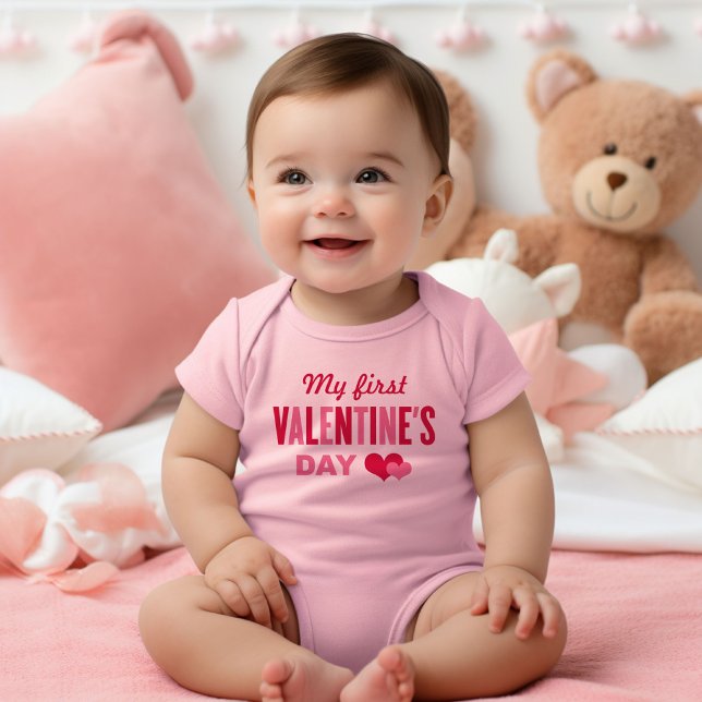 Body Para Bebé Mi Primer Día de San Valentín Corazones Rosa (Subido por el creador)