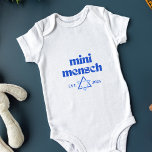 Body Para Bebé "Mini Mensch" Cute Funny Niño Judío Moderno Elegan<br><div class="desc">Bienvenidos al mundo con este adorable "Mini Mensch", traje de bebé, perfecto para celebrar su herencia judía. Con un diseño azul brillante y audaz sobre una tela blanca y nítida, este equipo declara a su bebé como un hombre en proceso. La estrella de seis puntas de David añade un toque...</div>