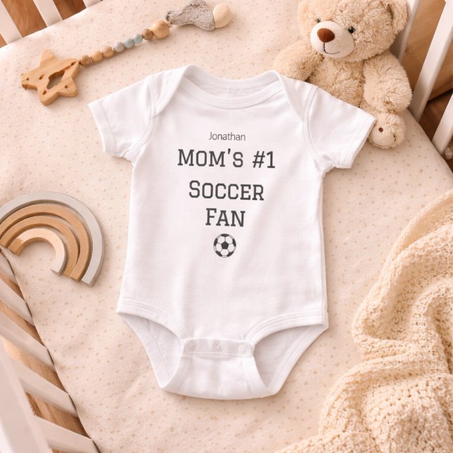 Body Para Bebé Mom Soccer Fan Baby Name Custom (Subido por el creador)