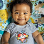 Body Para Bebé Mommy Tattoo<br><div class="desc">Mami Tattoo Bodysuit - Una increíblemente genial camiseta para bebés con su propio primer tatuaje. ¡Un tatuaje mami en su pequeño pecho! Hará un hermoso regalo para las nuevas madres, a las que les gustan las cosas un poco diferentes Este traje corporal es parte de nuestra súper elegante colección de...</div>