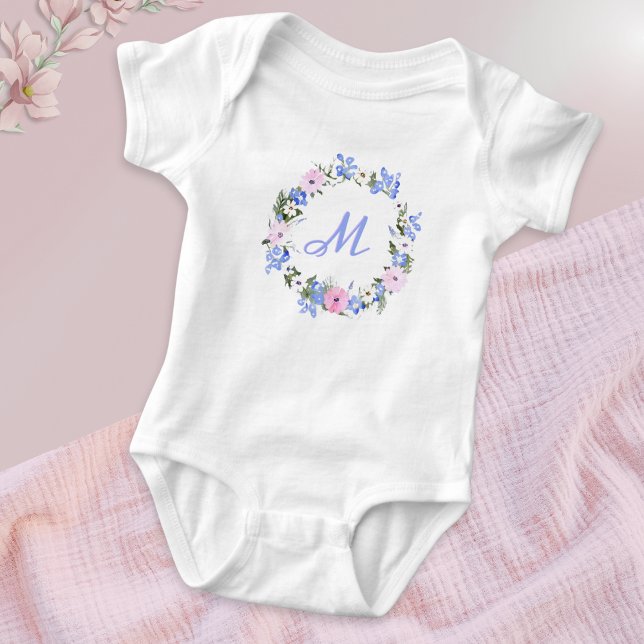 Body Para Bebé Monogramado Bonito inicial de flor floral (A pretty baby bodysuit with pink, blue and white flowers in a circle around a monogrammed initial)