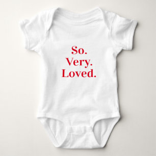 Body Para Bebé MUY AMADO, serif moderno, rojo en minúsculas