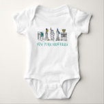 Body Para Bebé New York City NYC Hanukkah Chanukah Feriada Judía<br><div class="desc">El traje bebé presenta un ilustracion original de monumentos de la ciudad de Nueva York "vestidos" para la temporada de vacaciones, con NUEVA YORK HANUKKAH en un divertido tipo de letra azul. ¡Genial por celebrar el Chanukah en Nueva York! ¿No ves lo que estás buscando? ¿Necesita ayuda con la personalización?...</div>
