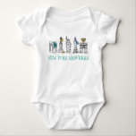 Body Para Bebé New York City NYC Hanukkah Chanukah Feriada Judía<br><div class="desc">El traje bebé presenta un ilustracion original de monumentos de la ciudad de Nueva York "vestidos" para la temporada de vacaciones, con NUEVA YORK HANUKKAH en un divertido tipo de letra azul. ¡Genial por celebrar el Chanukah en Nueva York! ¿No ves lo que estás buscando? ¿Necesita ayuda con la personalización?...</div>