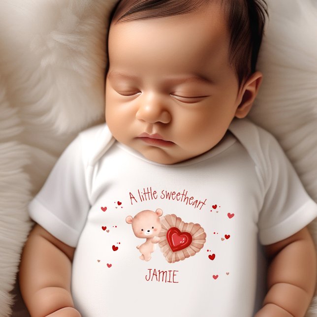 Body Para Bebé Nombra del oso bebé de San Valentín (Little Sweetheart Valentines Baby Bear Name Baby Bodysuit)