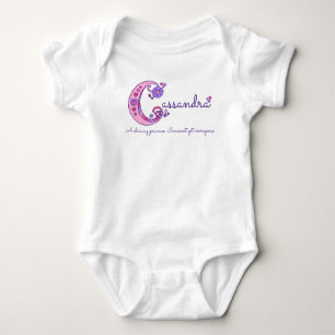 Body Para Bebé Nombre de Cassandra que significa letra C monogram