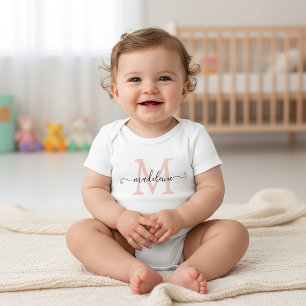 Body Para Bebé Nombre de guión personalizado Monograma Rosa Suave