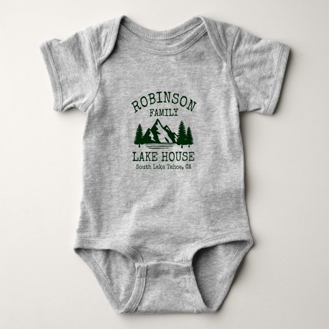 Body Para Bebé Nombre de la familia Lake House Forest Green Silho (Anverso)