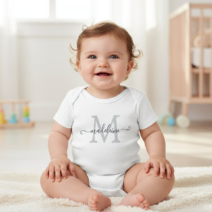Body Para Bebé Nombre de monograma de guión personalizado gris pl