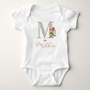 Body Para Bebé Nombre Millie Revelar Letra floral M Chica Whimsic