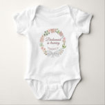 Body Para Bebé Noviaria entrenando a cuchara de flores rosadas<br><div class="desc">Este lindo traje de bebé está diseñado como un regalo de boda para todos los bebés de tu fiesta nupcial. Presenta un hermoso diseño con una corona de flores y rosas de acuarela rosadas y elegantes letras de guiones que dicen "Bridesmaid en entrenamiento". Hay espacio para su nombre en la...</div>