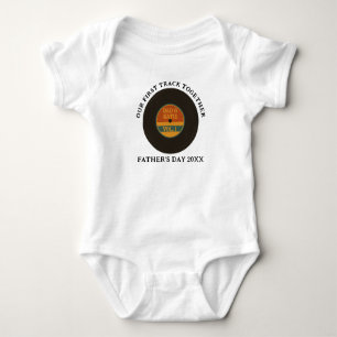 BODY PARA BEBÉ NUESTRA PRIMERA PISTA JUNTO CON LA CAMISETA DEL DÍ