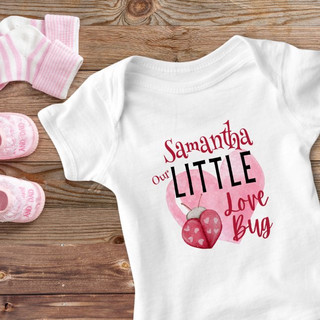 Body Para Bebé Nuestro pequeño amor Bug lindo nombre de San Valen (Personalized Valentine Baby Gift - Our Little Love Bug.)