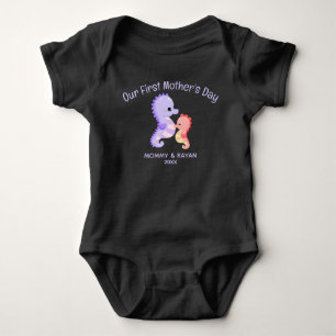 Body Para Bebé Nuestro primer día de la madre, apodo personalizad