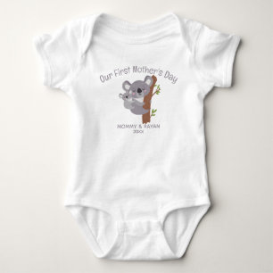 Body Para Bebé Nuestro primer día de la madre, nombre de costumbr