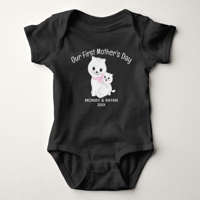 Body Para Bebé Nuestro primer día de la madre, nombre personaliza (Anverso)