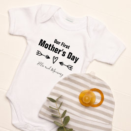 Body Para Bebé Nuestro primer día de la madre personalizado